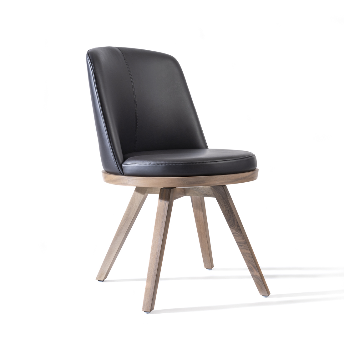 carolina-haupt-2024-qudrat Stuhl Carolina von seitlich vorne gesehen - Gesamtansicht