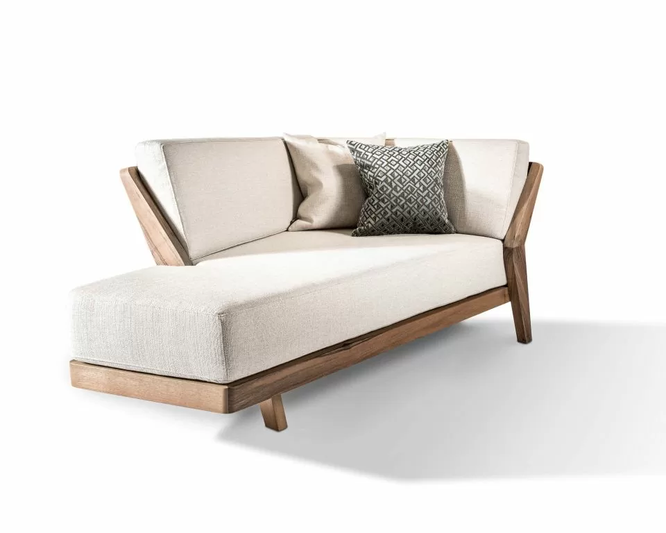 Gesamtansicht Longchair Angelo mit hellgrauer Polsterung und Kissen