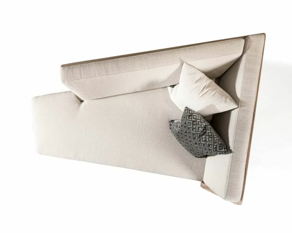 Ansicht von oben Longchair Angelo mit hellgrauer Polsterung und Kissen