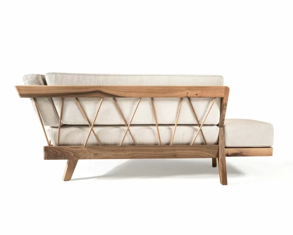 Seitenansicht des Longchairs Angelo Polsterung unifarbig hellgrau