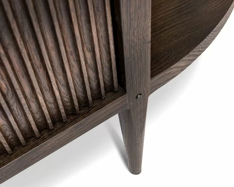 thomas sutter Design 22_Sideboard Detailansicht Sideboard aus der Kollektion 22 - Bein und Fraesung