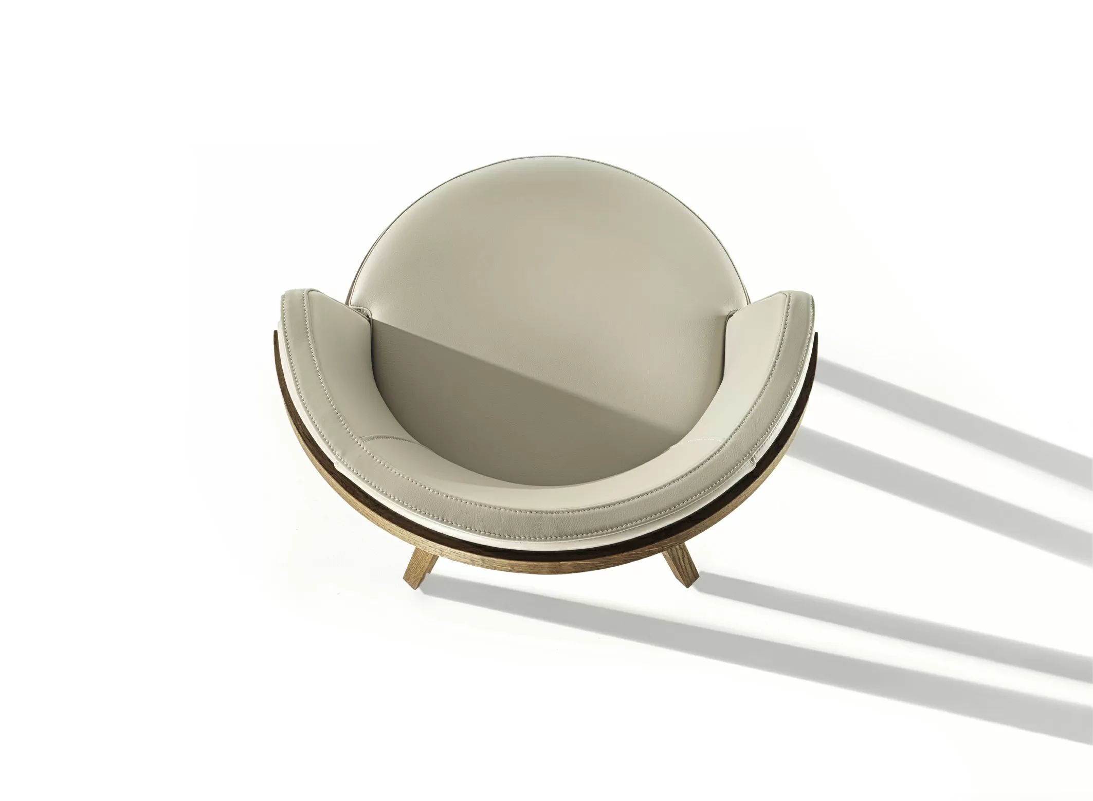 Der drehbare Stuhl in Holz und Leder - genannt Carlo - hier aus der Vogelperspektiv ist ein Designklassiker aus unserem Hause. Er ist erhältlich in verschiedenen Holzarten, die Polsterung ist in verschiedenen Lederarten und Stoffen möglich.