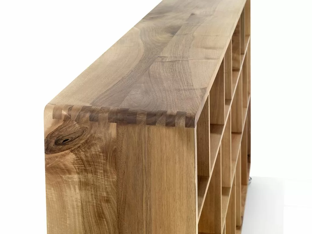 Holzregal Pius aus Massivholz mit unregelmässigen Fachgrössen von oben seitlich