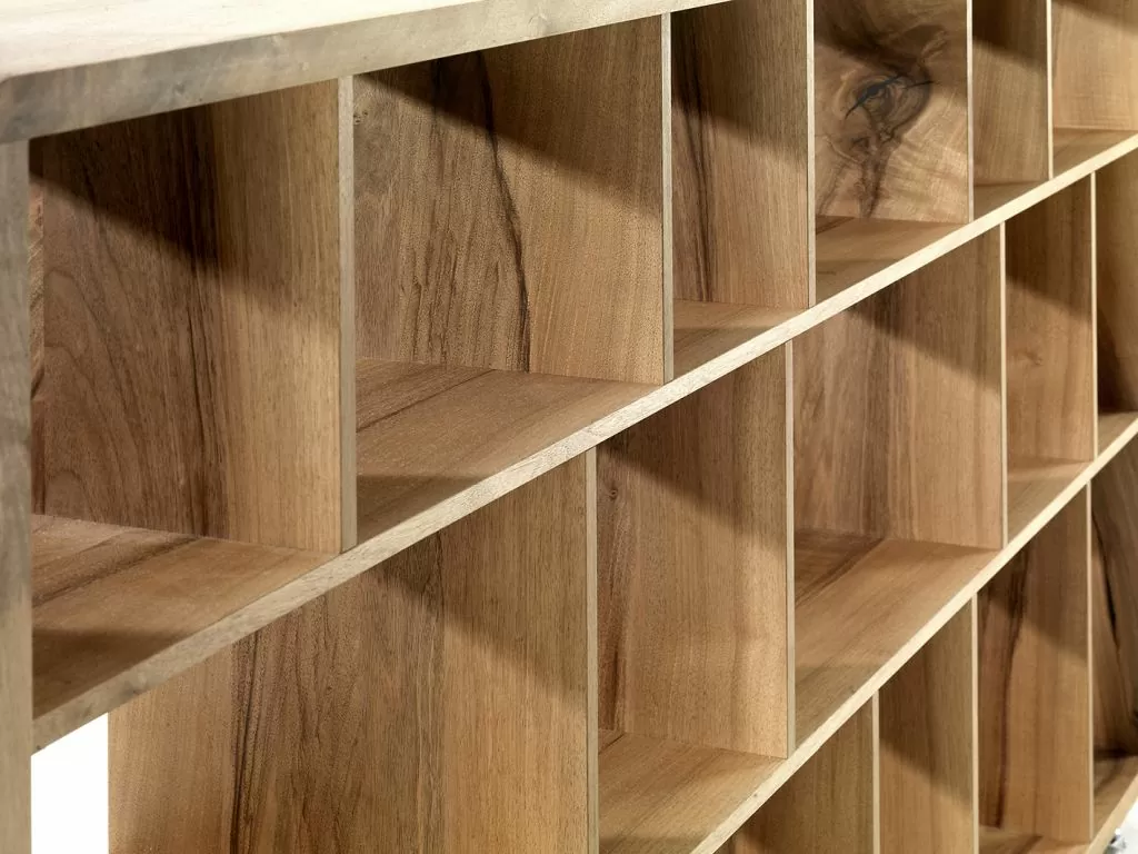 Holzregal Pius aus Massivholz mit unregelmässigen Fachgrössen von vorne im Detail