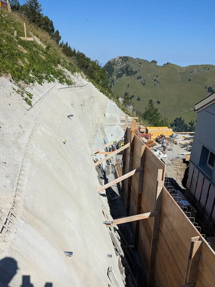 Korridor neu Vorbereitung Betonierung Blick auf Gasthaus Staubern im Umbau - Vorbereitung der Betonarbeiten für den Korridor zum Neubau im Sonnenschein - im Hintergrund Alp Sigel