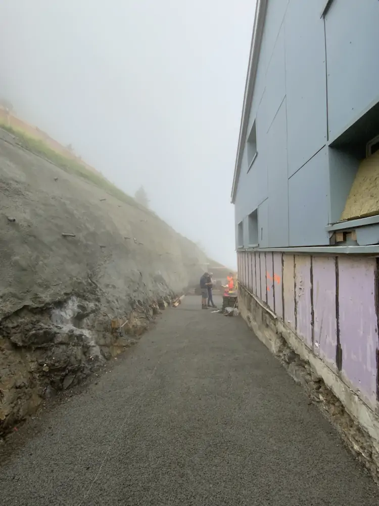 korridor neu 750 x 1000 Bauarbeiten auf Staubern - neuer Korridor zum Erweierungsbau mit Fundament - alles im Nebel